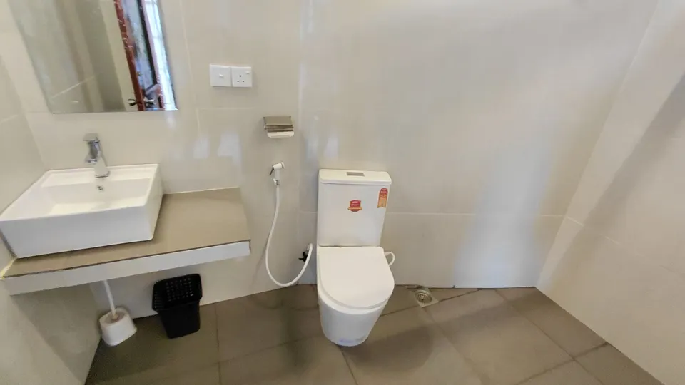Washbasin and toilet in the Super Deluxe Double Room bathroom at The Mist.