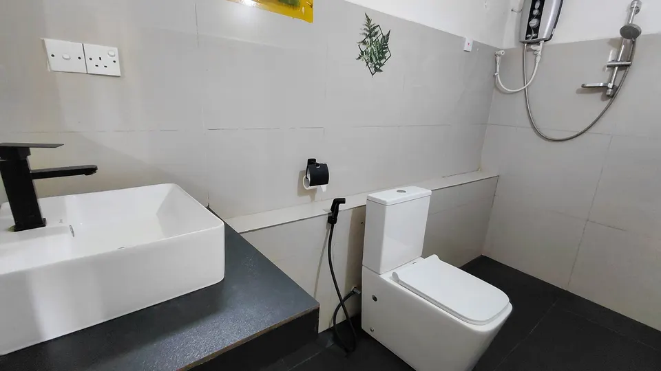 Washbasin and toilet in the Superior Double Room bathroom at The Mist.